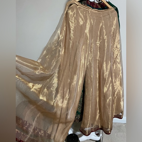 Stunning delicate embroidered Shakeels by Zeeshan Danish bridal wear - Picture 3 of 3